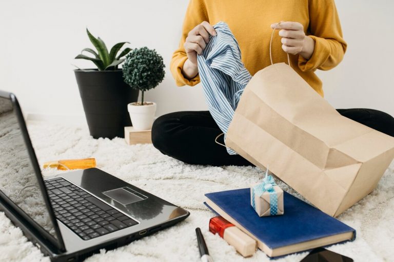blogger-moda-femenina-streaming-casa_23-2148771592