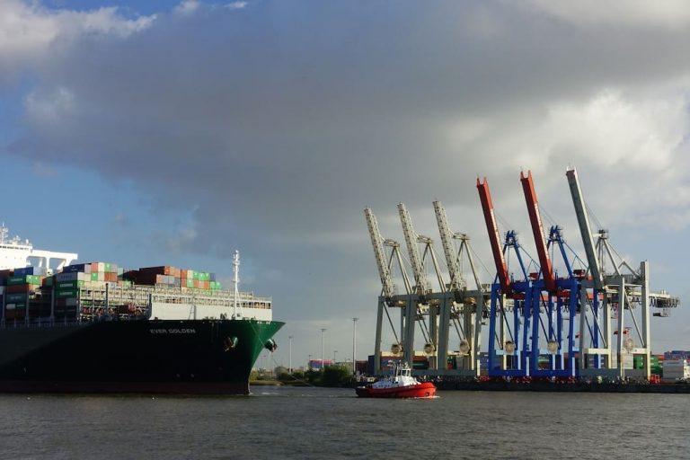 buque-contenedores-puerto-hamburgo_181624-32791 (1)