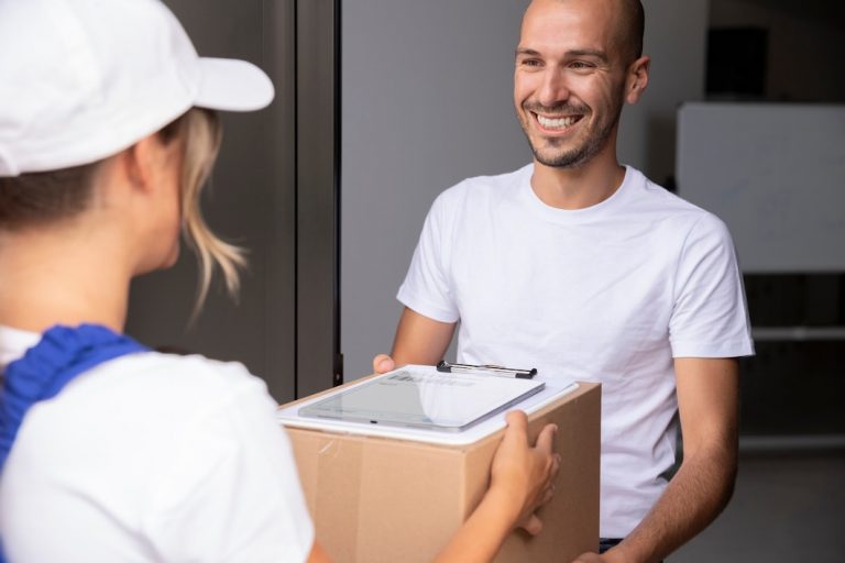 cerca-mujer-entrega-sosteniendo-paquete_23-2149103398