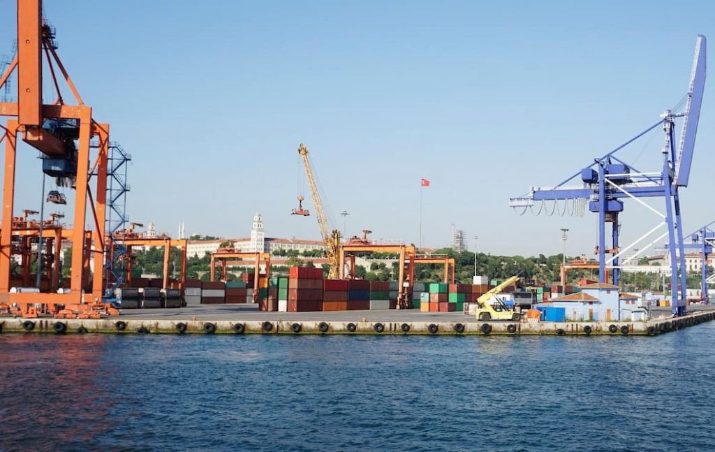contenedores-elevacion-grua-puerto-maritimo_53876-139873 (1)