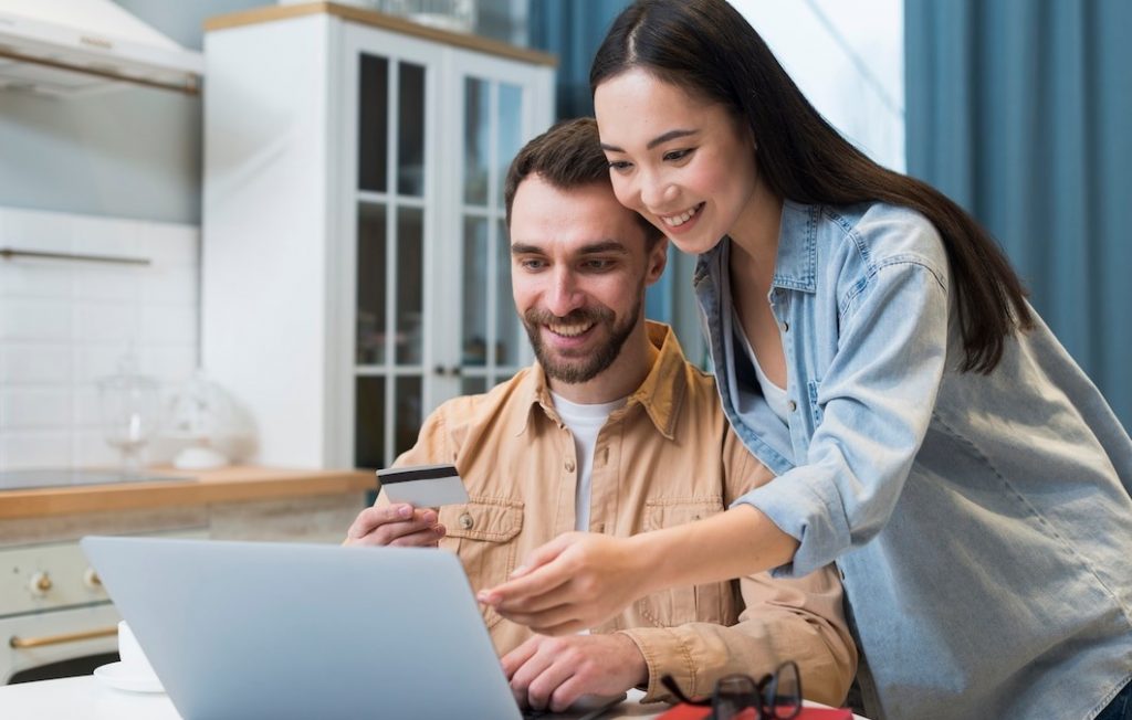 mujer-mostrando-al-hombre-computadora-portatil-lo-que-quiere-comprar-linea_23-2148455100